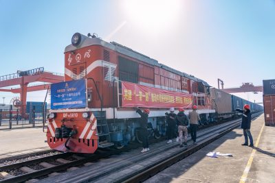 Un tren de carga China-Europa que celebra el décimo aniversario de la Iniciativa de la Franja y la Ruta sale de la ciudad de Jinhua, provincia de Zhejiang, China, el 21 de noviembre de 2023 (Foto: Reuters).
