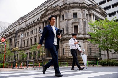 2023年4月7日、東京の日本銀行ビルの前を歩く人々（写真：ロイター/Androniki Christodoulou/File Photo）。
